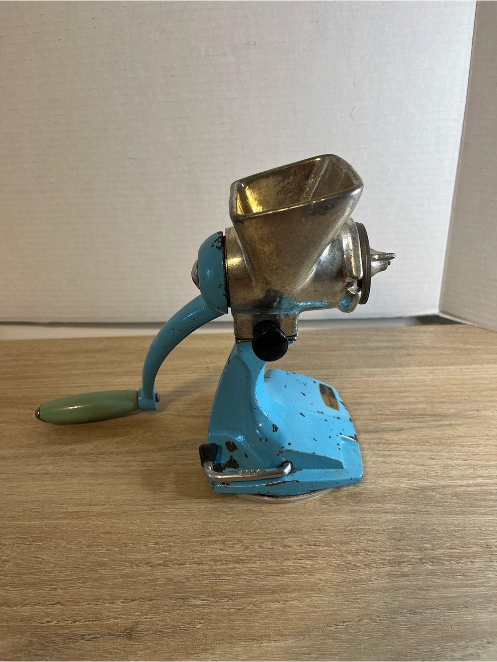 Blue Manual Meat Grinder - Vintage-Style Hand Crank - Picture 4 of 12